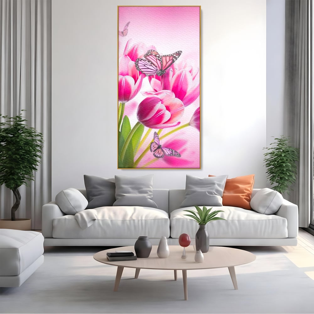Tablou canvas cu tablou canvas cu lalele roz si fluturi, in rama de aluminiu auriu, pe perete intr-un living